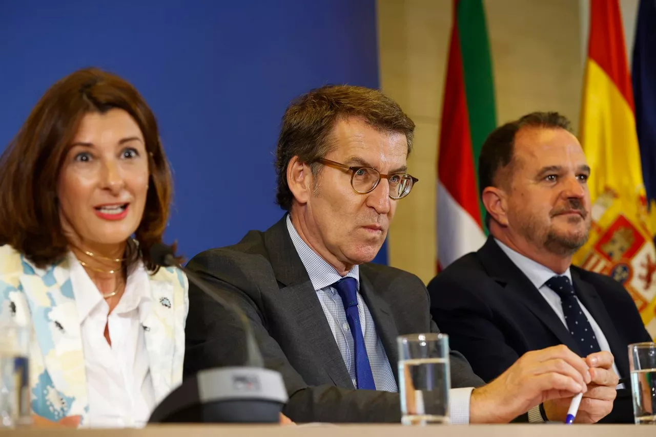 Laura Garrido, Alberto Núñez Feijóo y Carlos Iturgaiz. Foto: EFE