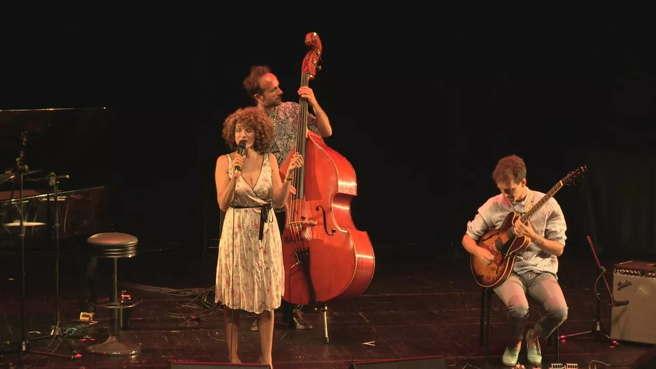 Cyrille Aimee. Getxo Jazzen bideo batetik ateratako irudia.