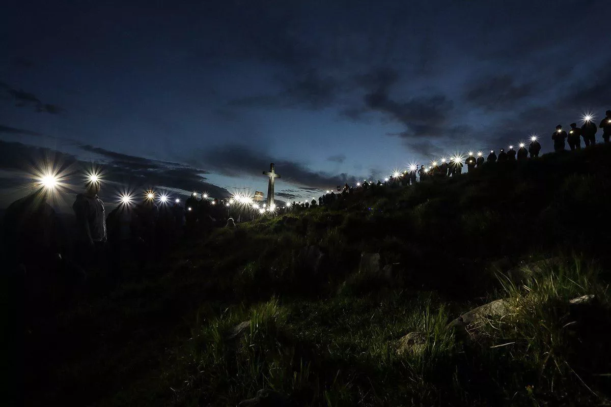 El monte Uzturre, iluminado en una acción anterior. Foto: Vía Pirenaica - Ekaitz Zilarmendi