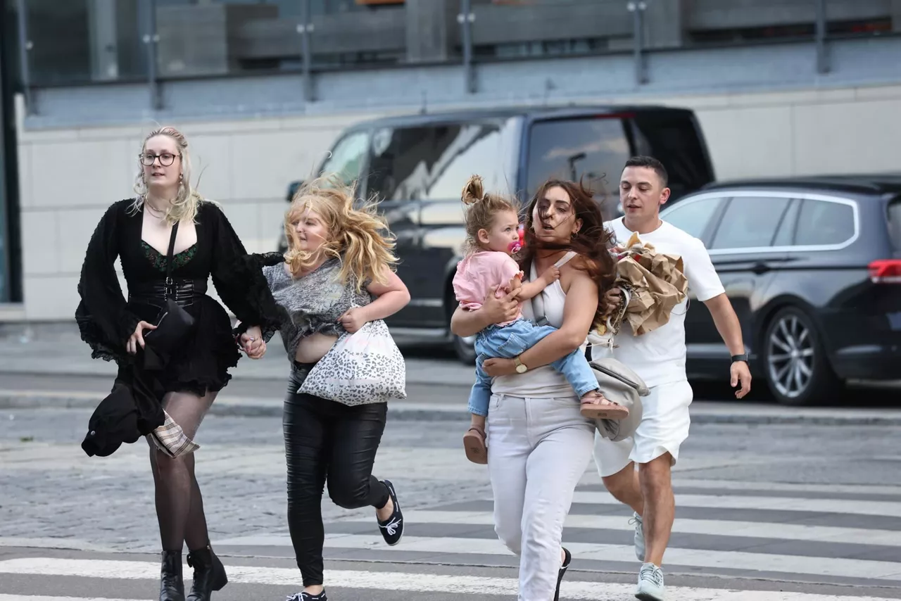 La Policía ha evacuado el centro comercial. Foto: EFE