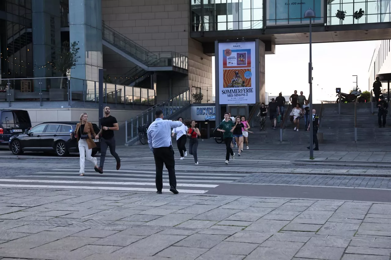Merkatal zentroa jendez hustu du Poliziak. Argazkia: EFE