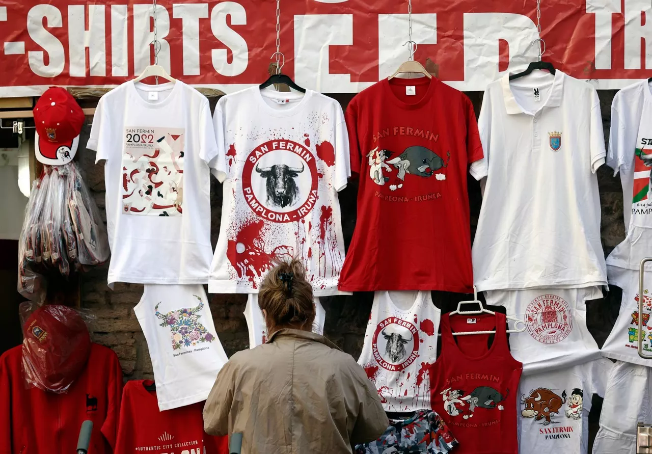 Una tienda decorada de blanco y rojo