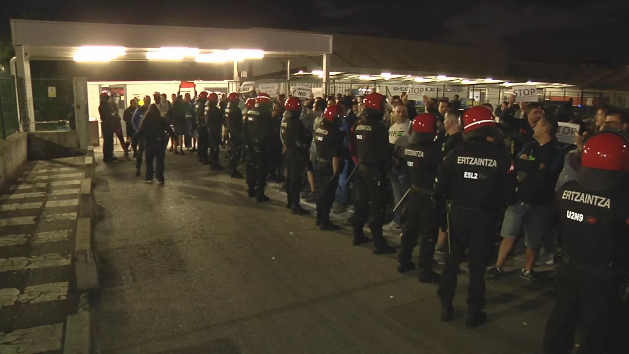 Piquetes en la sede de Mercedes. Imagen obtenida de un vídeo de EITB Media.