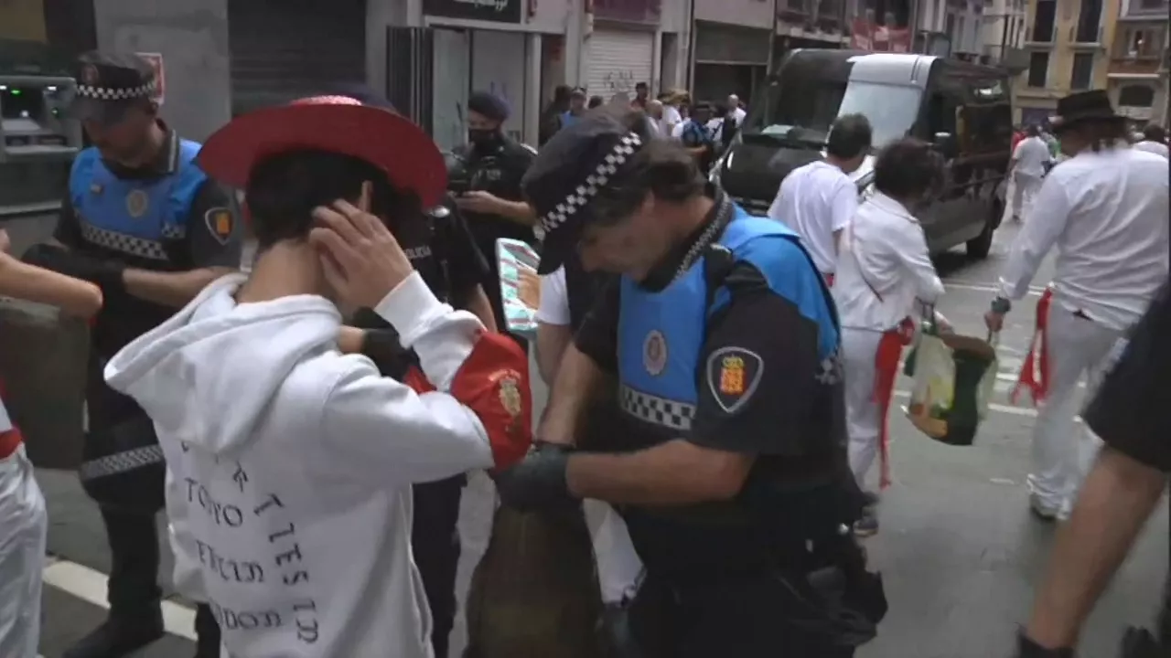 Segurtasuna Udaletxe plazaren sarreran. EiTB Mediaren bideo batetik ateratako irudia.