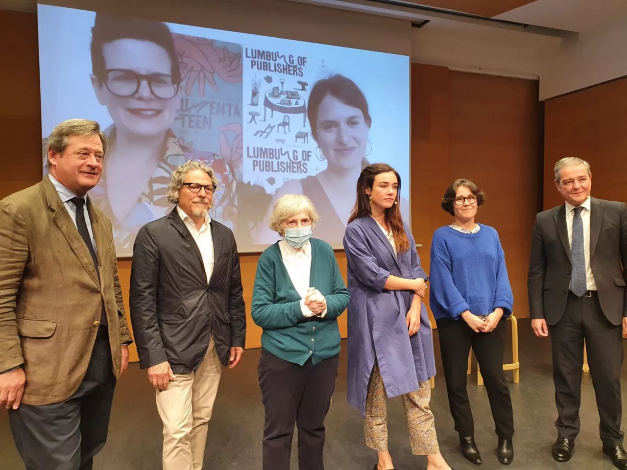 Herrero y Aurrekoetxea (en el centro) y las representantes de Connsoni, detrás. Foto: Irekia.