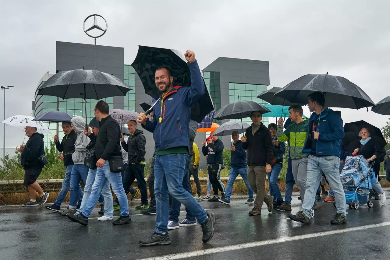 Manifestación convocada por ELA, LAB y ESK hoy en Mercedes Vitoria.