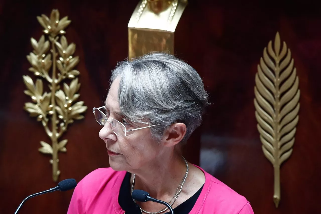La primera ministra gala, Élisabeth Borne, durante su discurso en la Asamblea Nacional. Foto: EFE