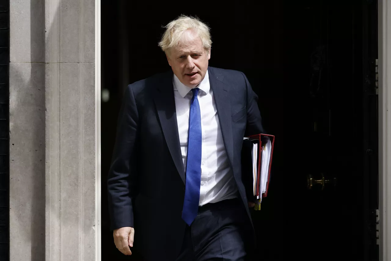 Boris Johnson, ayer, saliendo de Downing Street. EFE