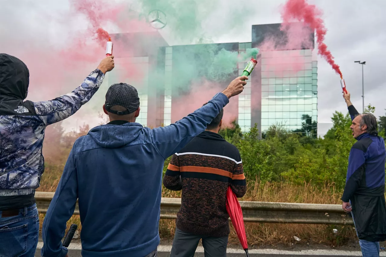 Manifestación convocada por ELA, LAB y ESK ayer en Mercedes Vitoria.