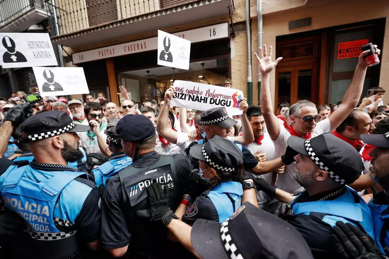 Agentes municipales en la calle Curia durante los momentos de tensión. Foto: EFE