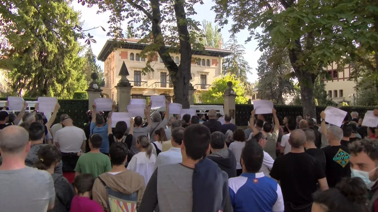 Manifestazioa Ajuria Enean