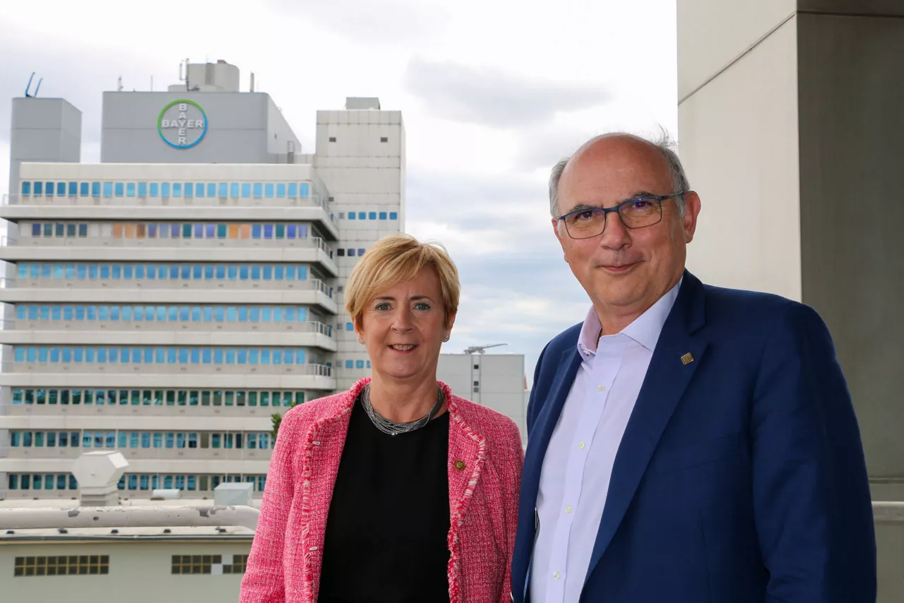 La consejera Arantxa Tapia junto a la empresa Bayer. Foto: Irekia