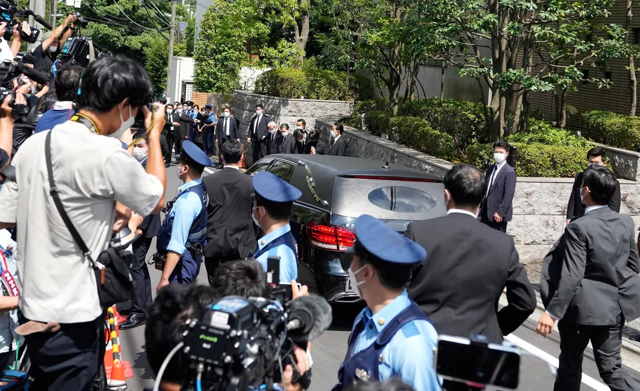 Un coche fúnebre que transporta el cuerpo del asesinado Shinzo Abe llega a su residencia. Foto: EFE