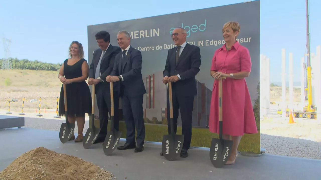 Ekitaldian izan diren agintariak. EiTB Mediaren bideo batetik ateratako irudia.