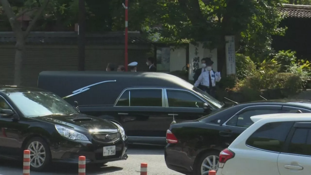 Llegada del coche fúnebre. Imagen obtenida de un vídeo de Agencias.
