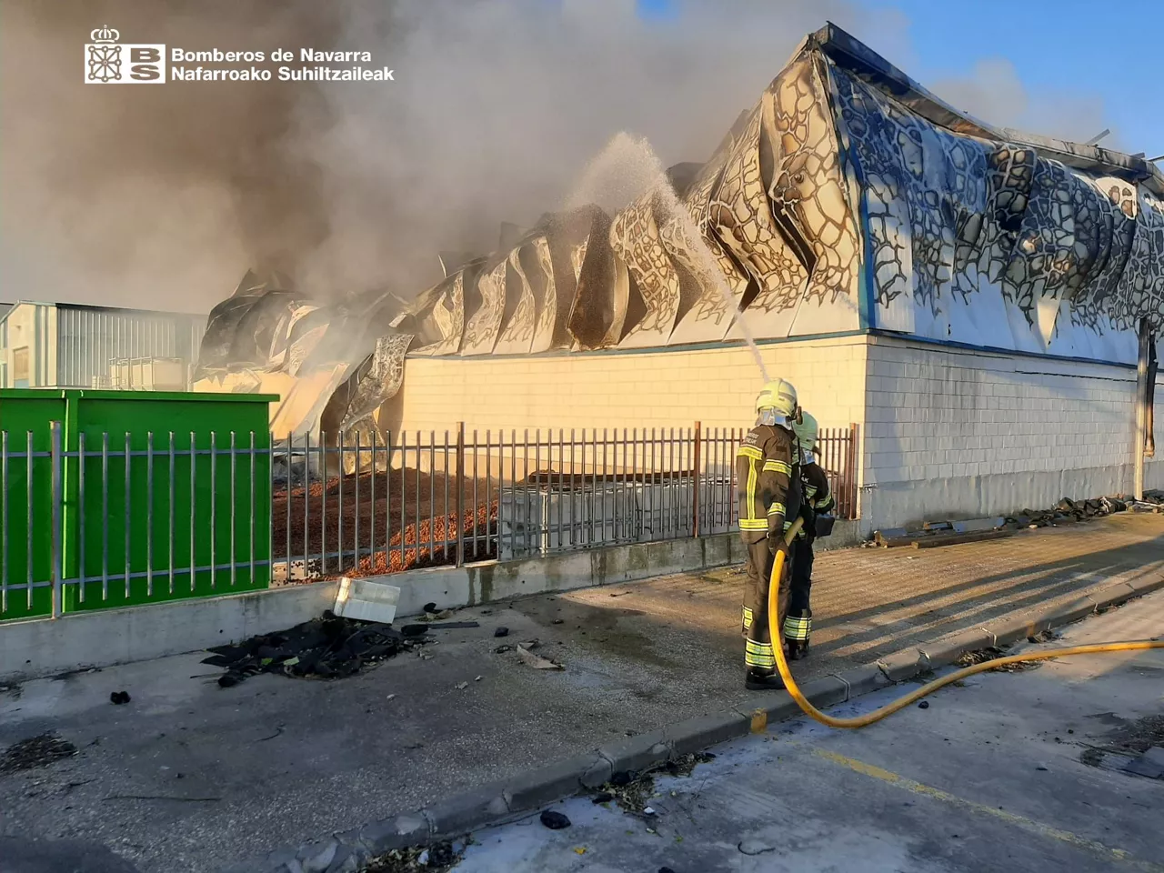El fuego ha calcinado una nave industrial en Andosilla. Foto: Bomberos de Navarra