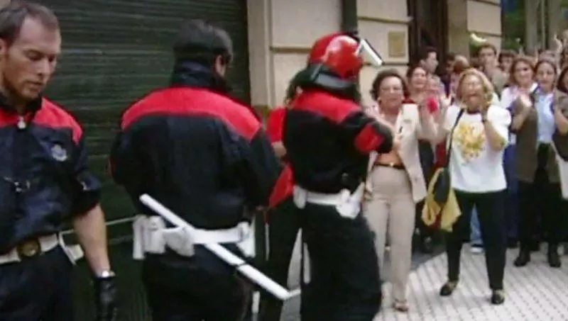 Totorika sofoca un incendio en la sede de HB de Ermua