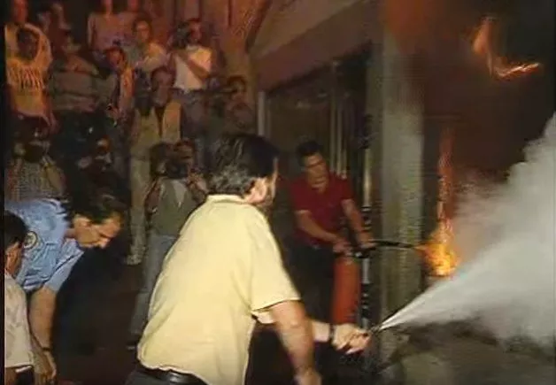 Totorika sofoca un incendio en la sede de HB de Ermua