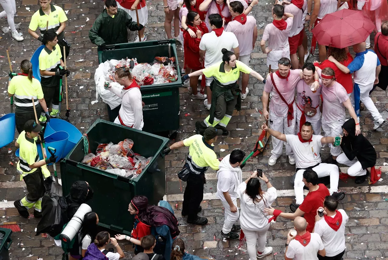 La plaza del ayuntamiento tras el chupinazo de sanfermines.