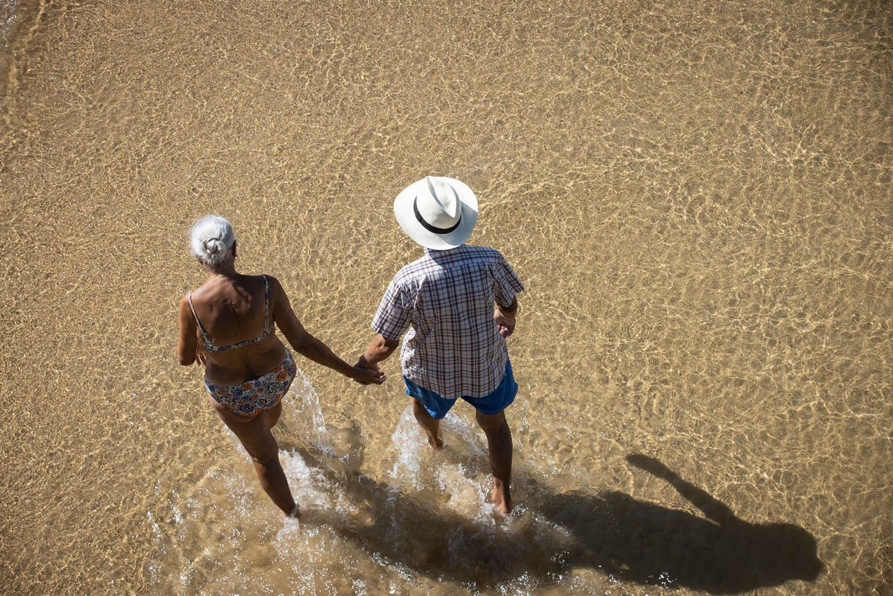 calor verano playa beroa uda hondartza donostia san sebastian gente mayor pensionista adinekoak pentsiodunak