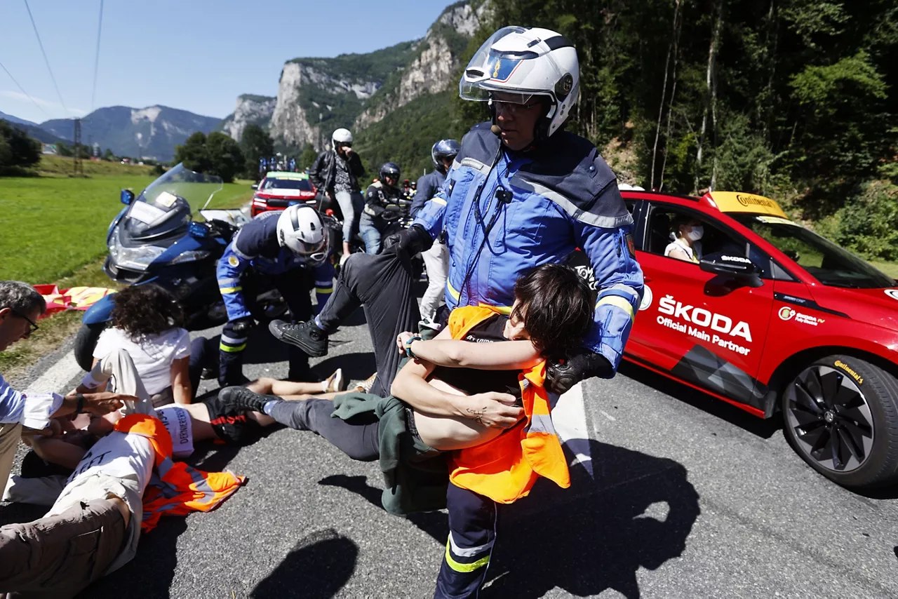 La Policiá francesa desaloja a los integrantes de la protesta. Foto: EFE