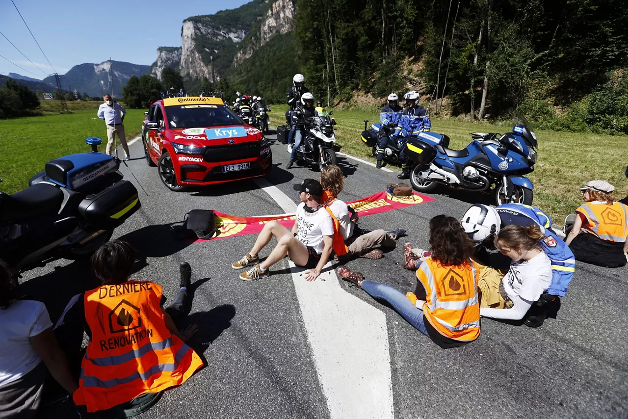 Manifestantes cortan la carretera en la 10ª etap del Tour. Foto: EFE