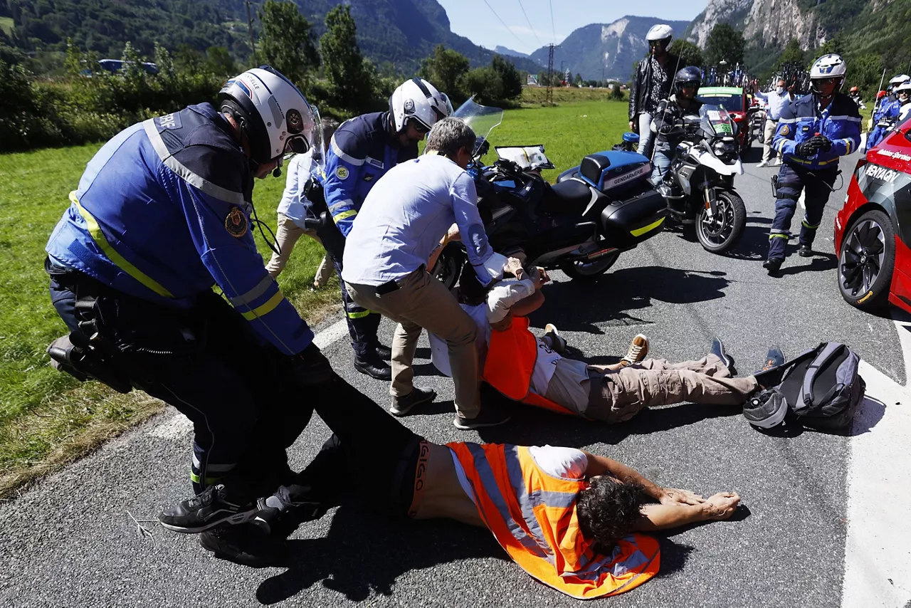 Un gendarme arrastra a un manifestante fuera de la carretera. Foto: EFE