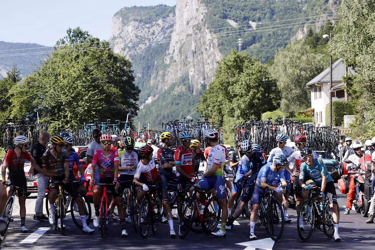 Parte del pelotón detenido debido a la protesta. Foto: EFE