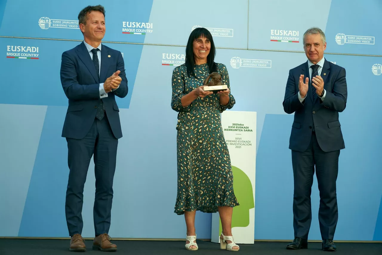 La psicóloga, catedrática y exrectora de la UPV/EHU Nekane Balluerka recibel el premio. Foto: EFE