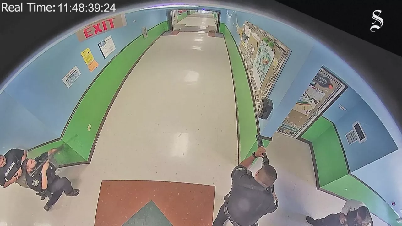 Policía espera en el pasillo. Imagen obtenida de un vídeo de Agencias.