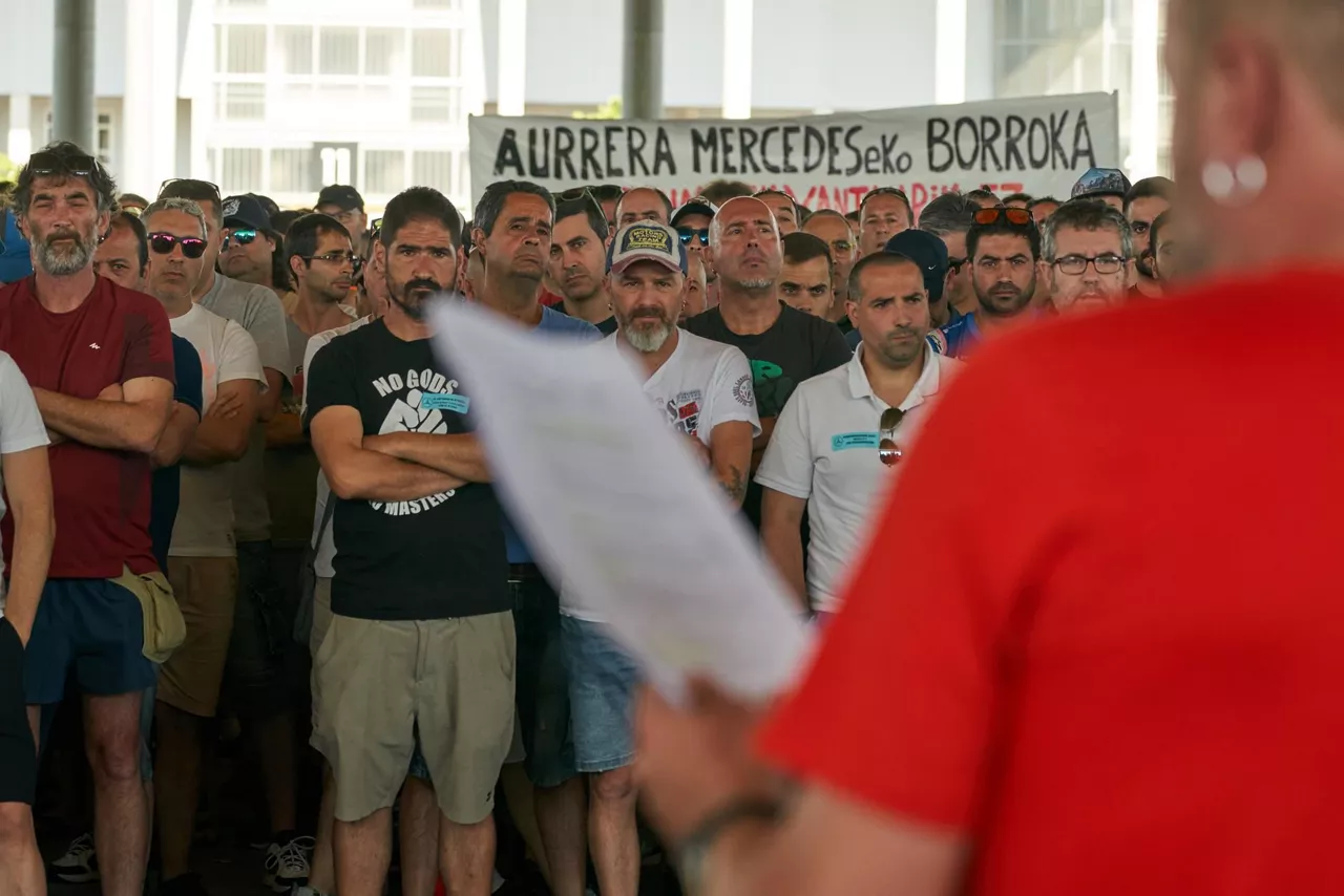 Ordezkari sindikal bat aurreakordioa azaltzen langileei.