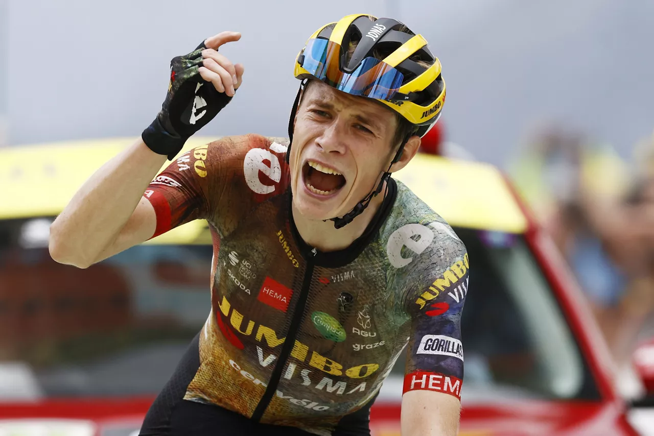 Jonas Vingegaard 11. etapan lortutako garaipena ospatzen.