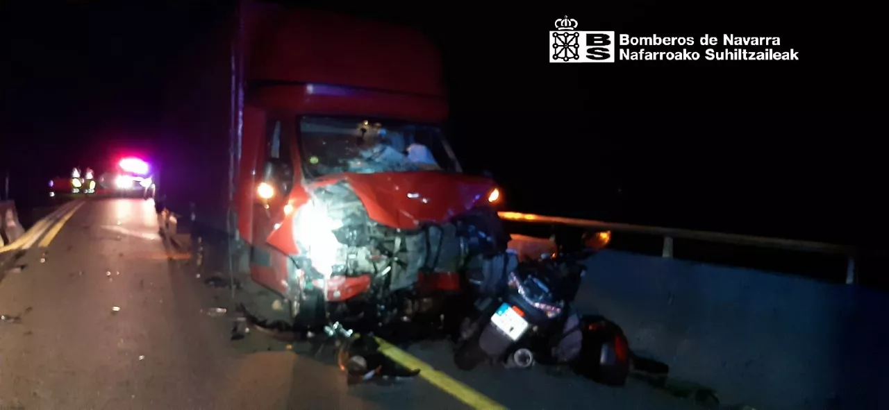La motocicleta ha chocado contra un camión. Imagen: Bomberos de Navarra