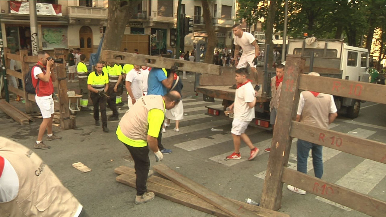 Retirada del vallado. Imagen obtenida de un vídeo de EITB Media.