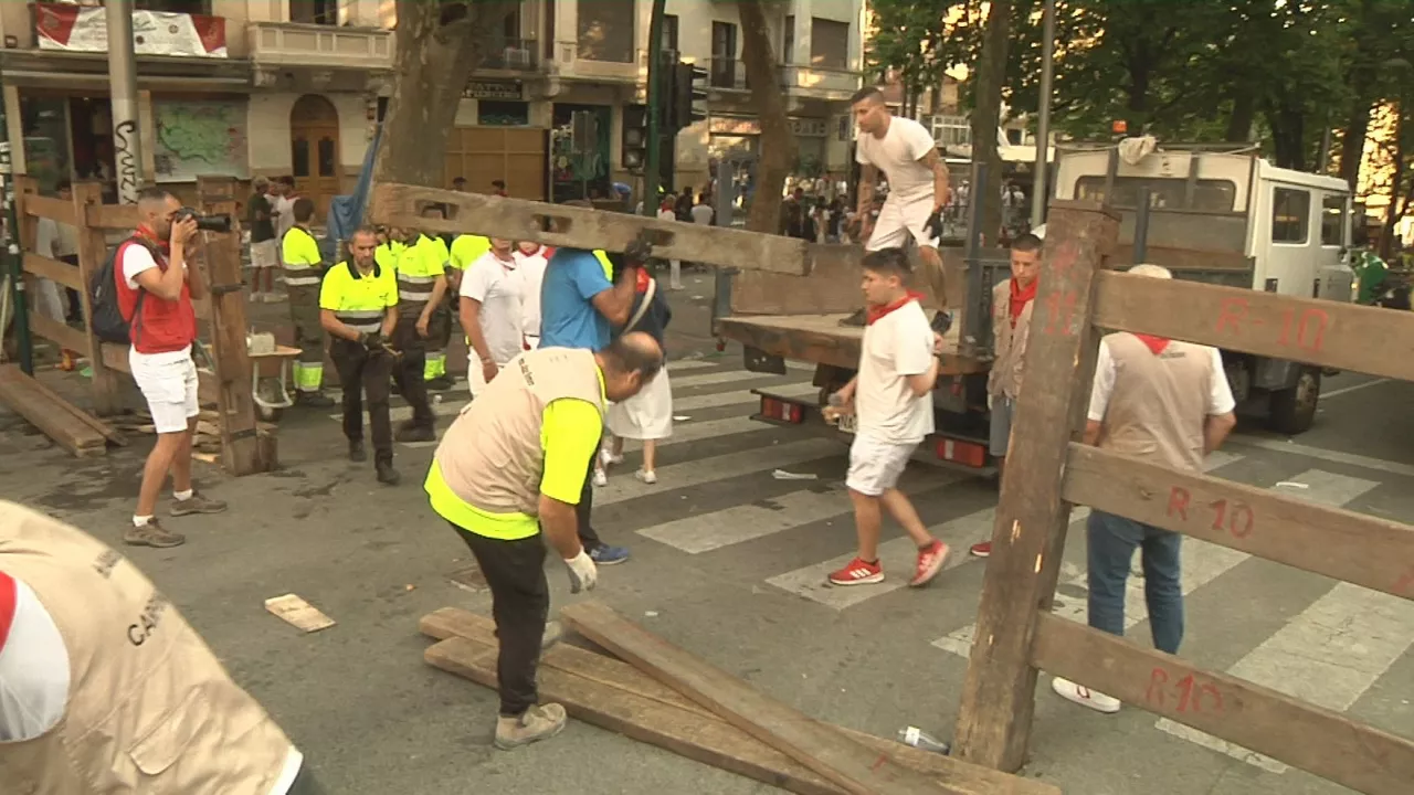 Retirada del vallado. Imagen obtenida de un vídeo de EITB Media.
