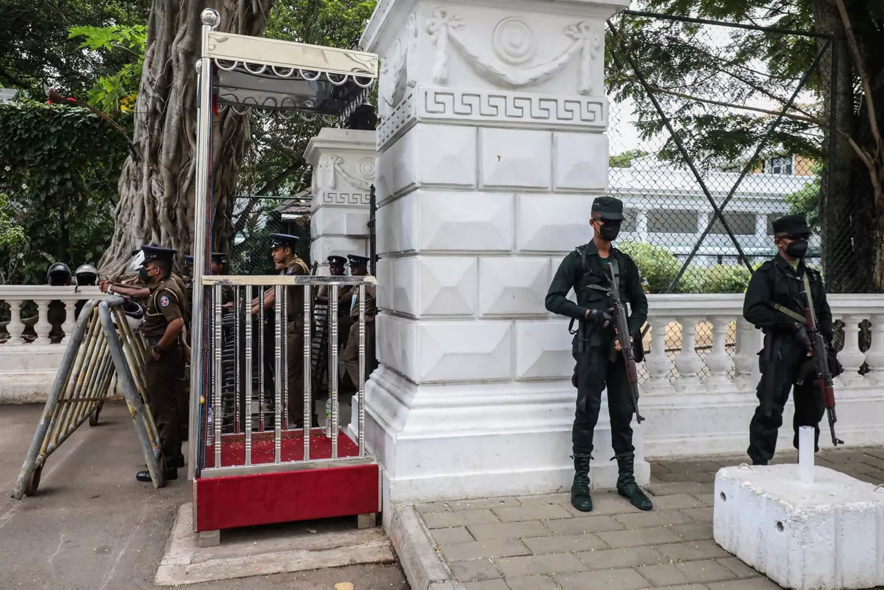 Militares a la entrada del palacio presidencial de Sri Lanka. Foto: EFE