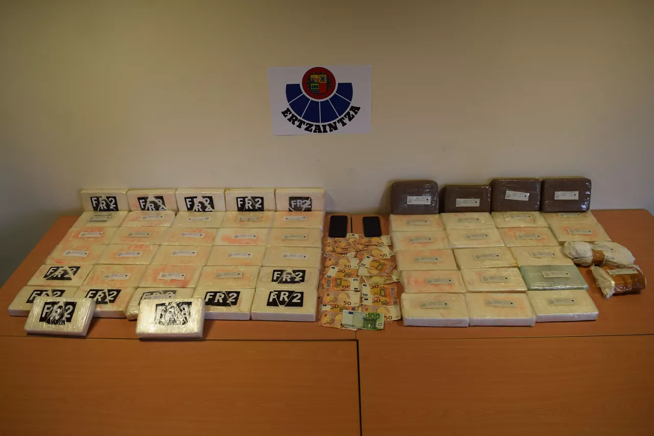 Atzemandako droga eta dirua. Argazkia: Ertzaintza