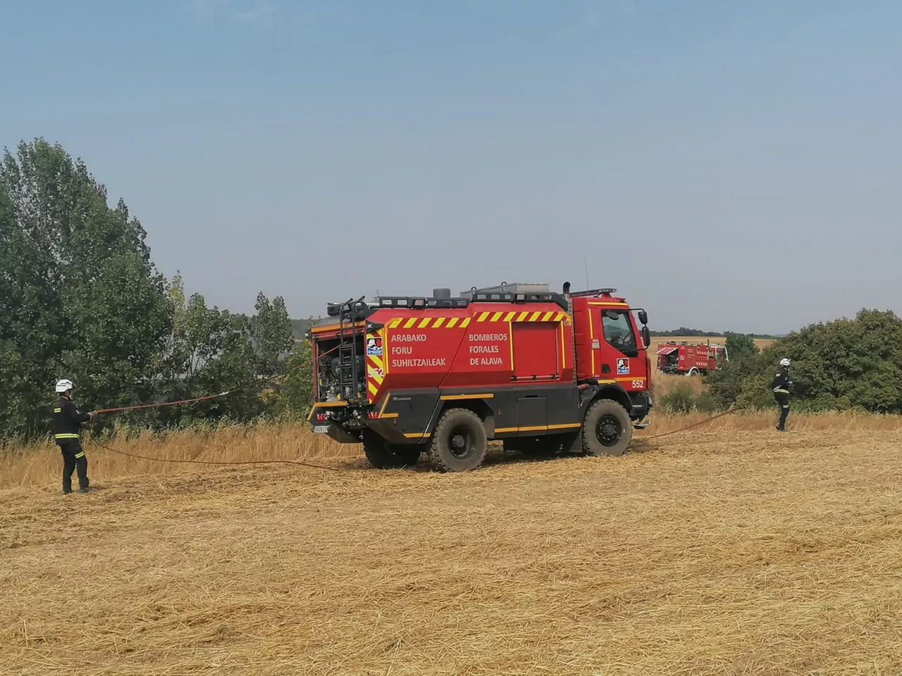 Desde las 16:50 están interviniendo en el lugar. Foto: Bomberos Euskadi