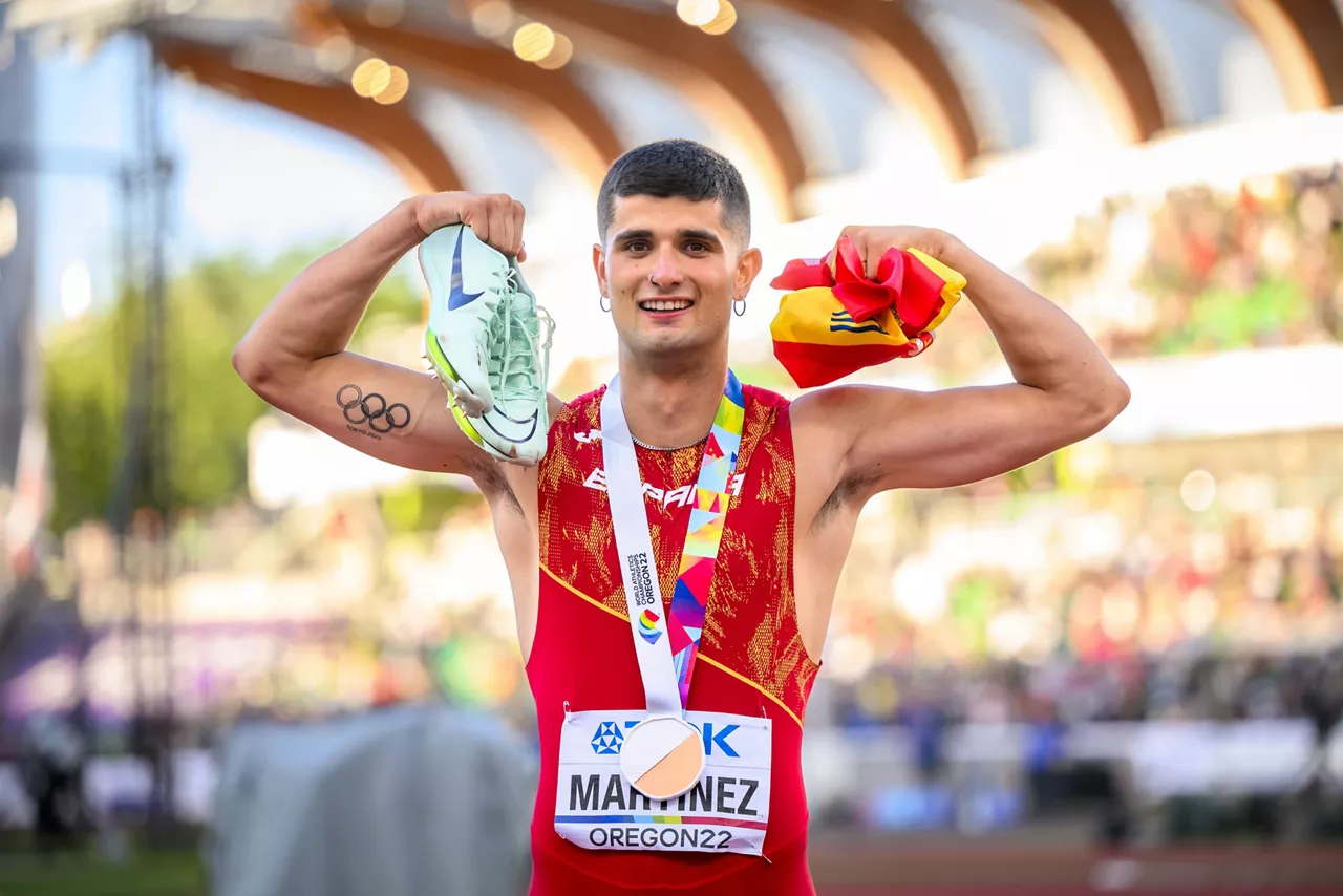 Asier martinez, brontzezko domina kolkotik zintzilik duela.