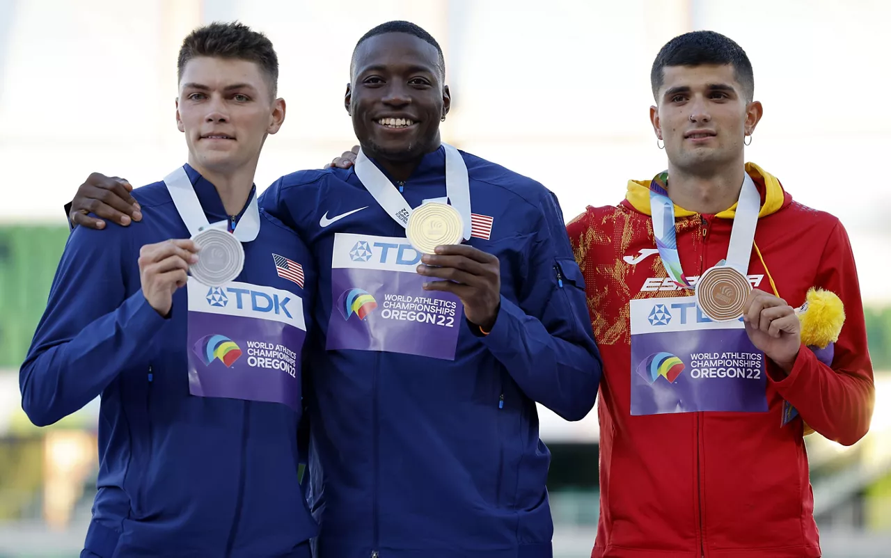 Trey Cunningham (ezk.), Grant Holloway (erd.) eta Asier Martinez (esk.). Argazkia: EFE