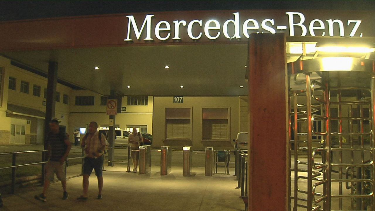 Trabajadores de Mercedes-Benz. Imagen obtenida de un vídeo de EITB Media.