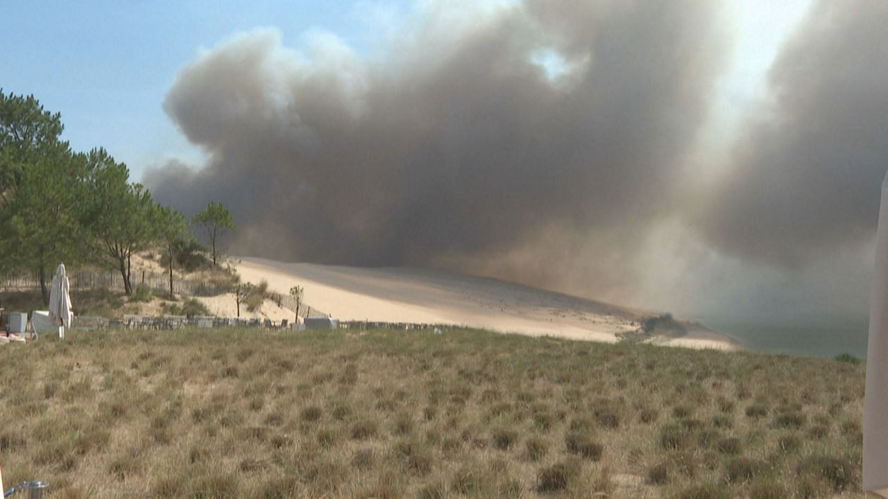 Incendio en la Duna de Pilat. Imagen obtenida de un vídeo de Agencias.