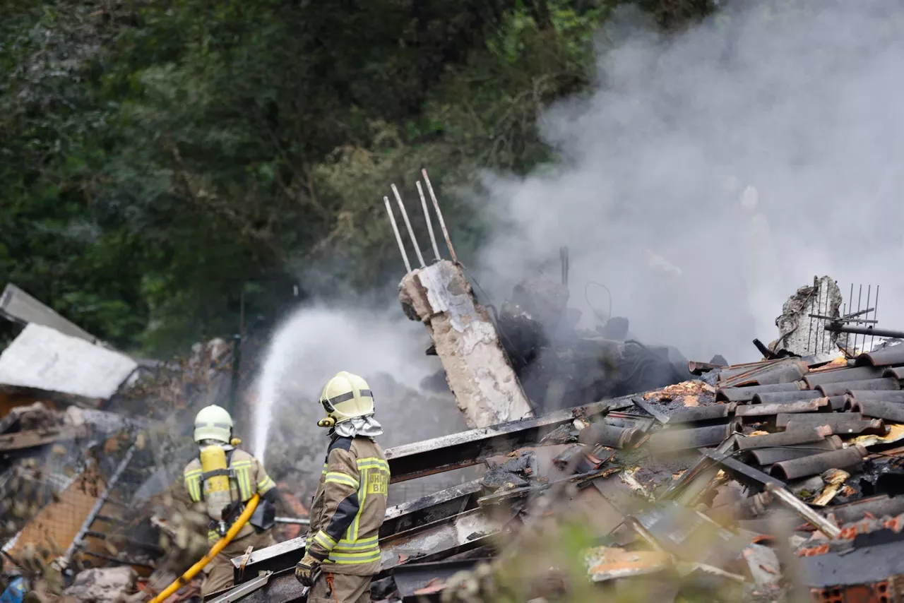 Bomberos, en las labores de extinción.