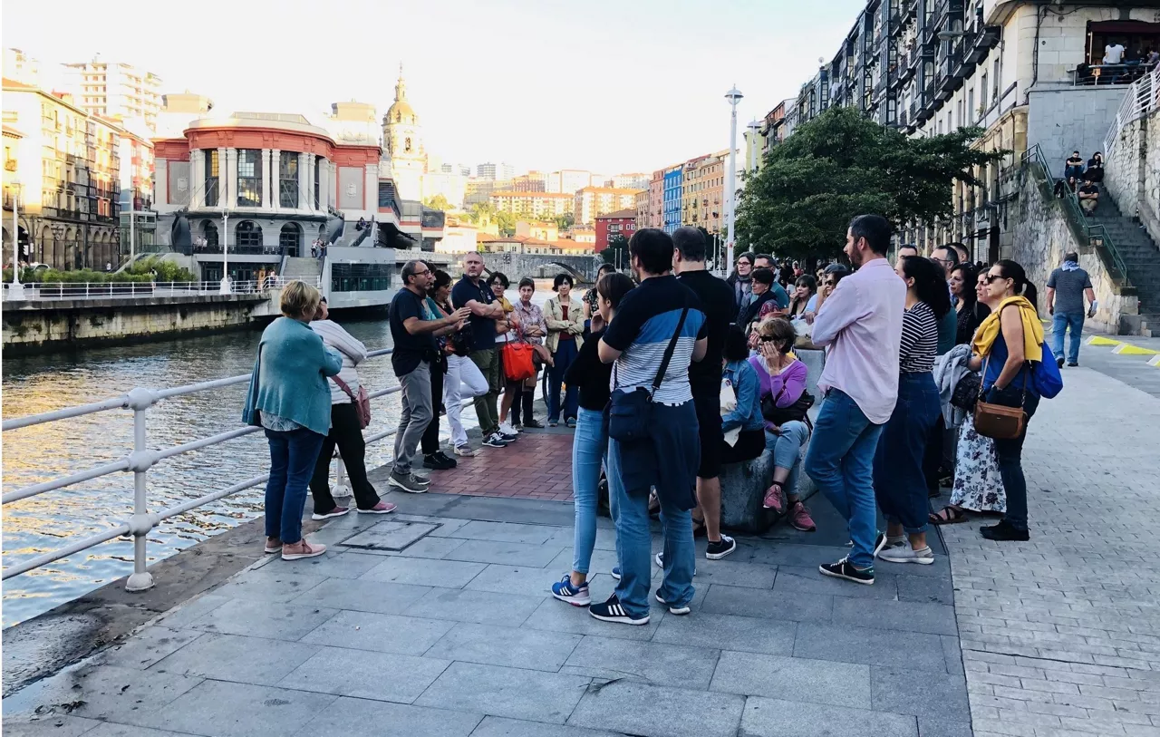 Una visita junto a la ría en una edición anterior. Foto: Ayuntamiento de Bilbao.