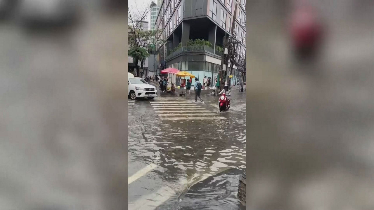 Urak estalitako kalea Bangkoken. Agentzietako bideo batetik lortutako irudia.
