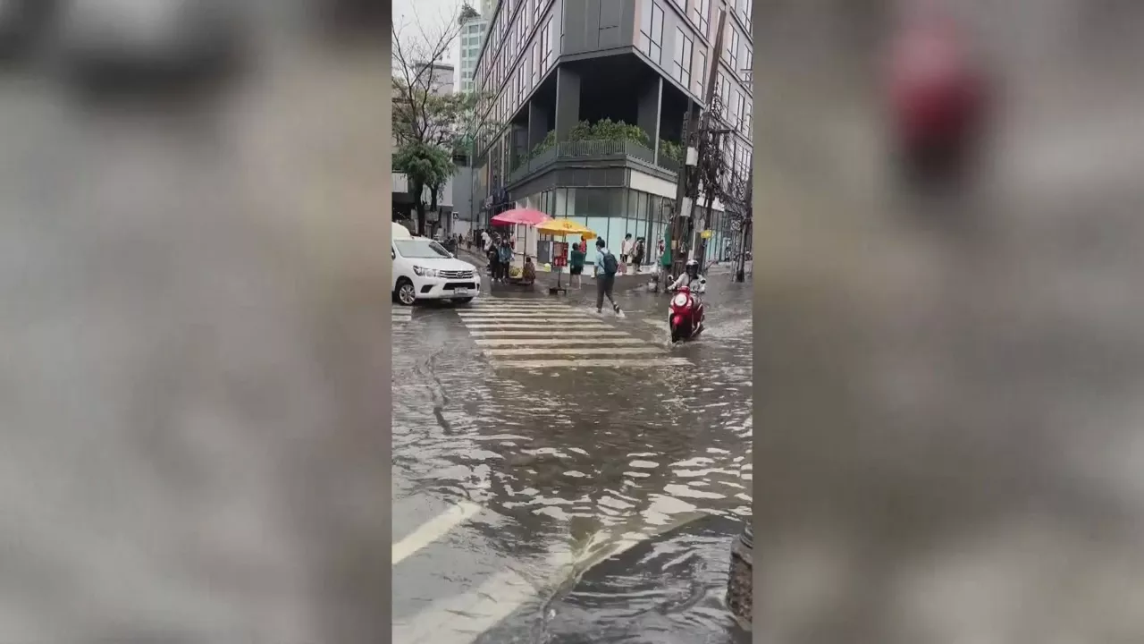 Urak estalitako kalea Bangkoken. Agentzietako bideo batetik lortutako irudia.