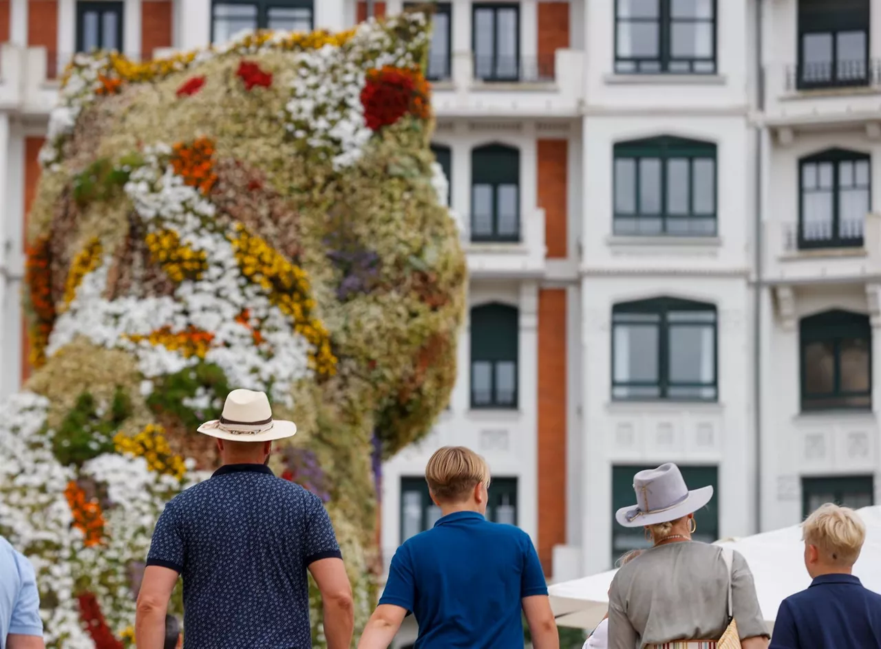 Varios turistas en Bilbao, en una foto de archivo de EFE