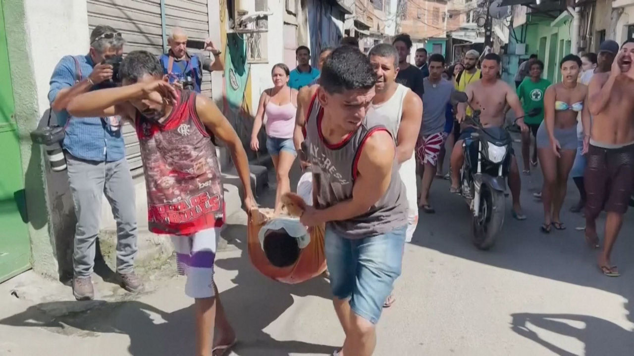 Persona fallecida en Río de Janeiro. Imagen obtenida de un vídeo de Agencias.