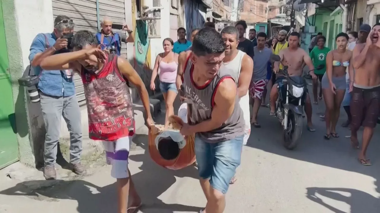 Persona fallecida en Río de Janeiro. Imagen obtenida de un vídeo de Agencias.