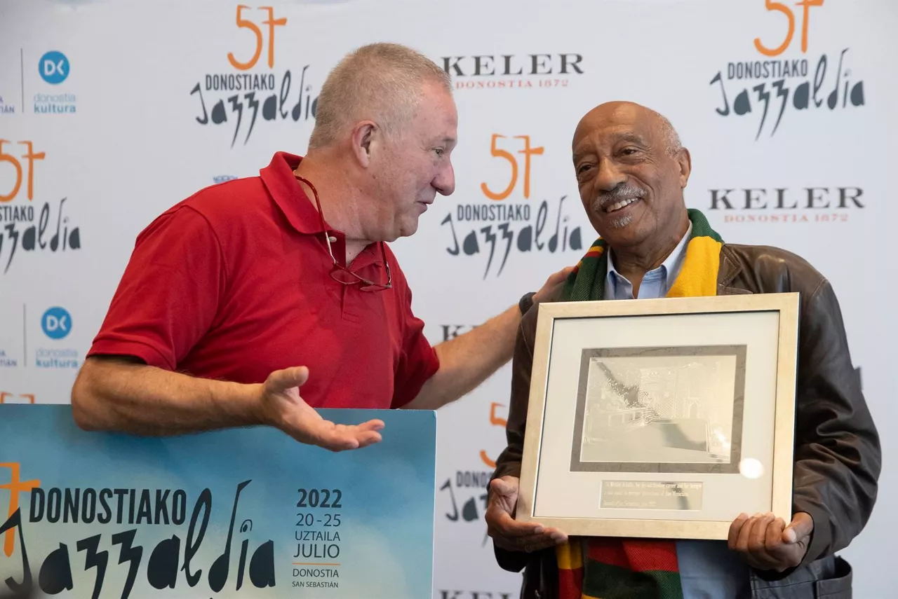 Mulatu Astatke recibe el premio. Foto: EFE.